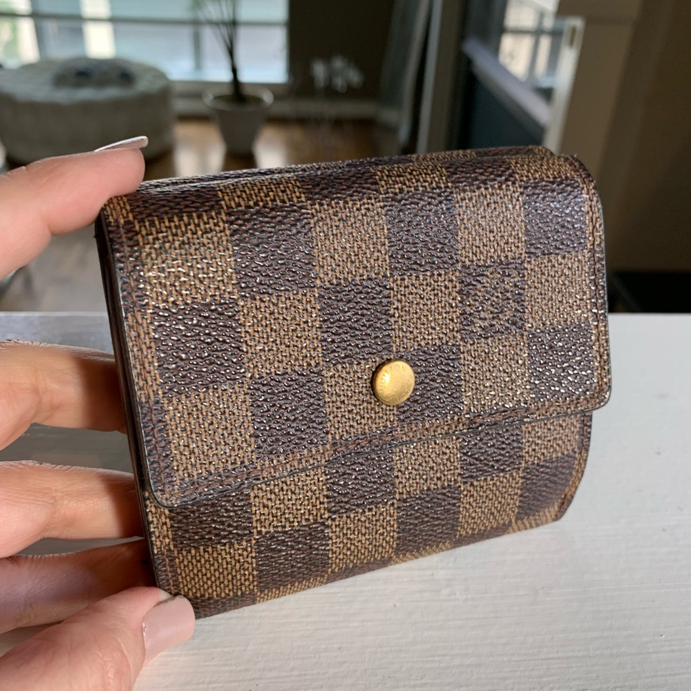 AUTHENTIC LOUIS VUITTON
Damier Ebene Ludlow Wallet
